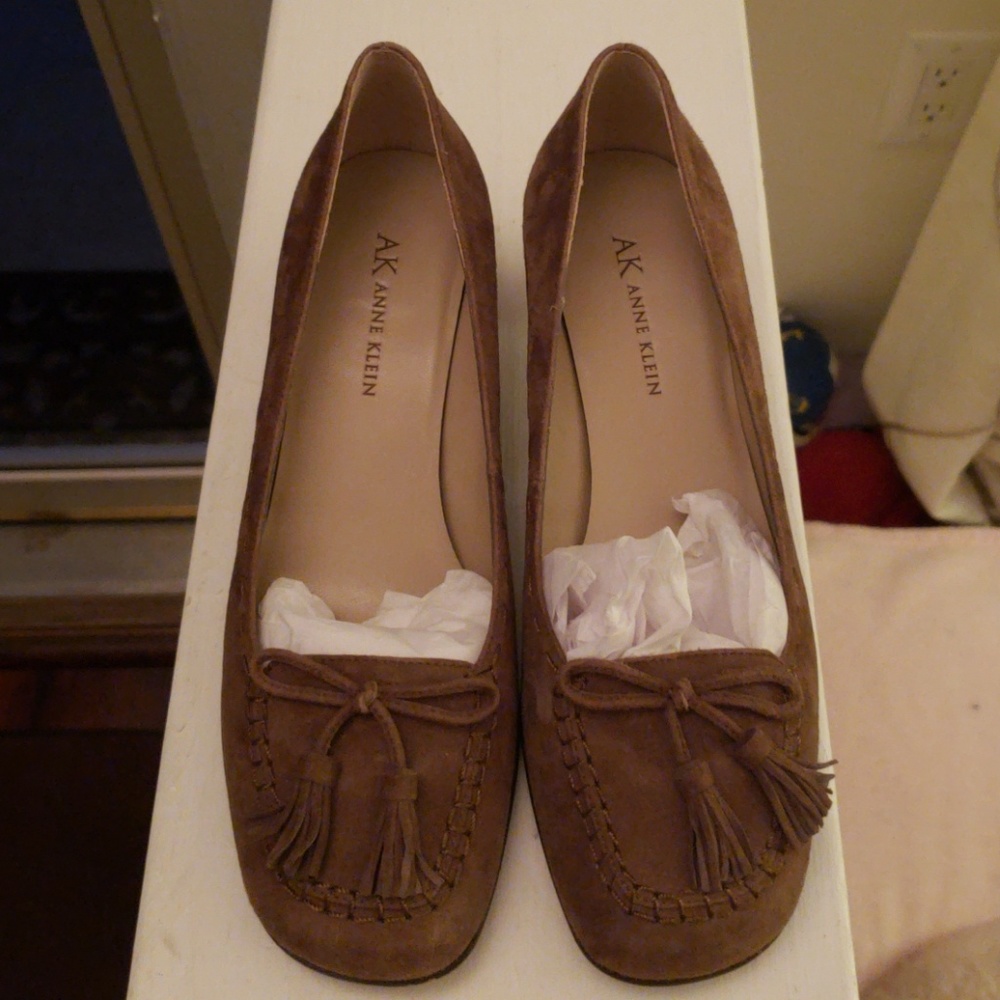 Anne Klein  Suade leather heels with tassel